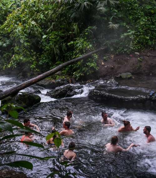 Aguas Termales en Volcán Arenal en Viaje a Costa Rica en Moto