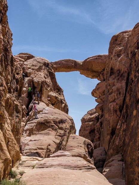 Jebel-Burdah-Rock-Arch-Jordania-Trek-Buscomiviaje