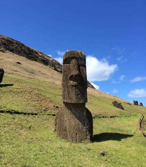 Esculturas ancestrales en la isla de Rapa Nui, Chile