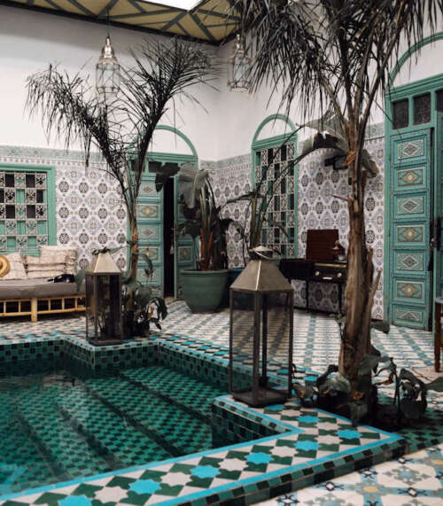 Riad con una piscina azul