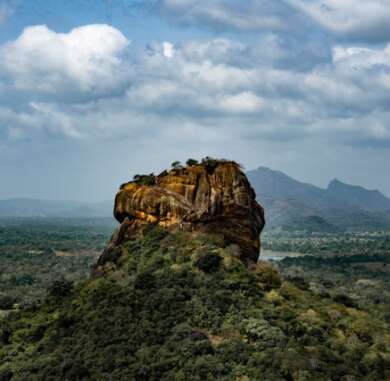 Montaña de roca marrón de Sigiriya