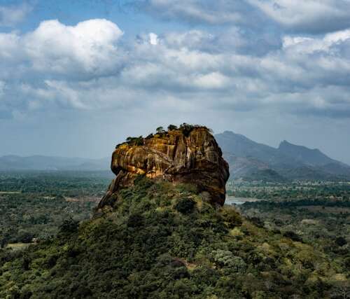 Montaña de roca marrón de Sigiriya