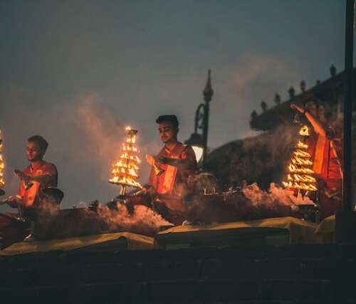 Ceremonia junto al río Ganges en Varanasi