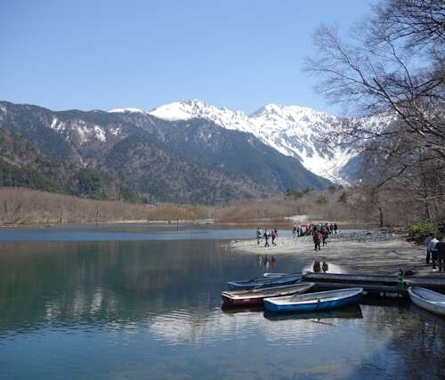 Pequeños botes en un lago de los Alpes Japoneses en un viaje a Japón