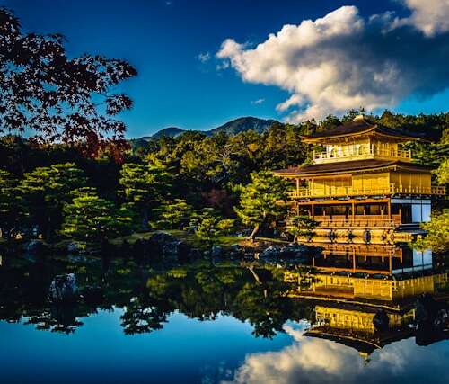 Pagoda cerca del río en una ruta por Kioto
