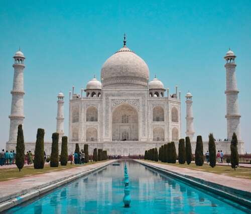 vista frontal del Taj Mahal en Agra