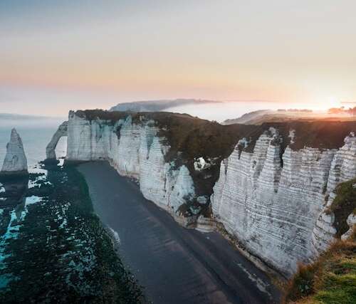 Acantilados de Étretat durante una ruta por Normandía