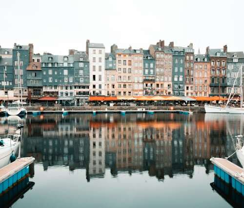 Puerto de Honfleur durante una ruta privada a Normandía.