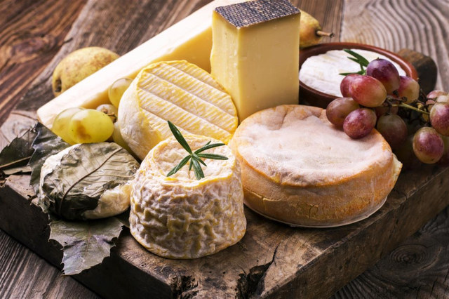Mesa normanda con quesos, sidra y producto local