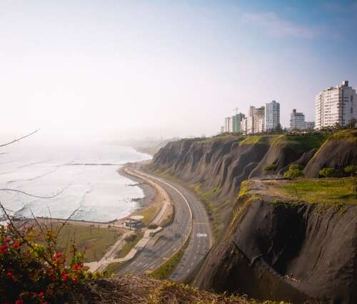 Acantilados de la ciudad de Lima en una ruta por Perú y Bolivia
