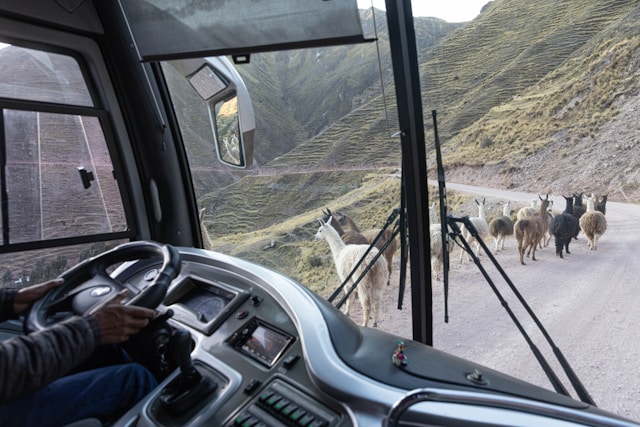 Ruta en autocar hacia Machu Picchu en un viaje privado a Perú y Bolivia