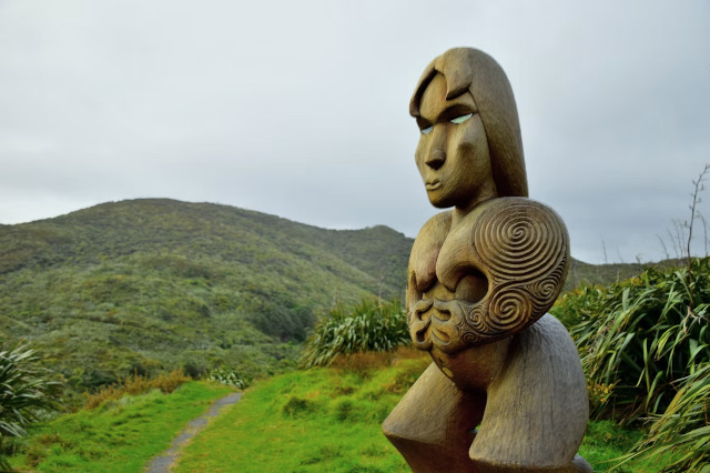 Escultura maorí durante un viaje a Nueva Zelanda