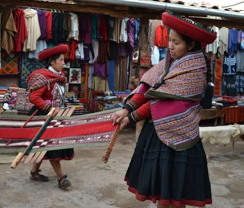 Artesanas locales en el Valle Sagrado, durante un viaje a Perú